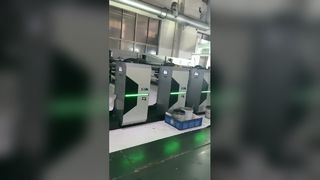 Máquina de impresión flexográfica con rebobinador y desbobinador continuo.