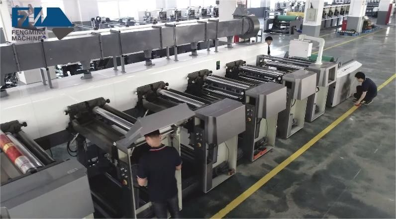 Sistema de guía web y carga/descarga automática para la máquina de impresión de tipo unitario