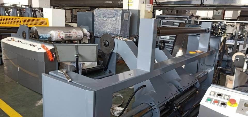 Impresora flexográfica con velocidad de impresión de 150 m/min y secador IR UV