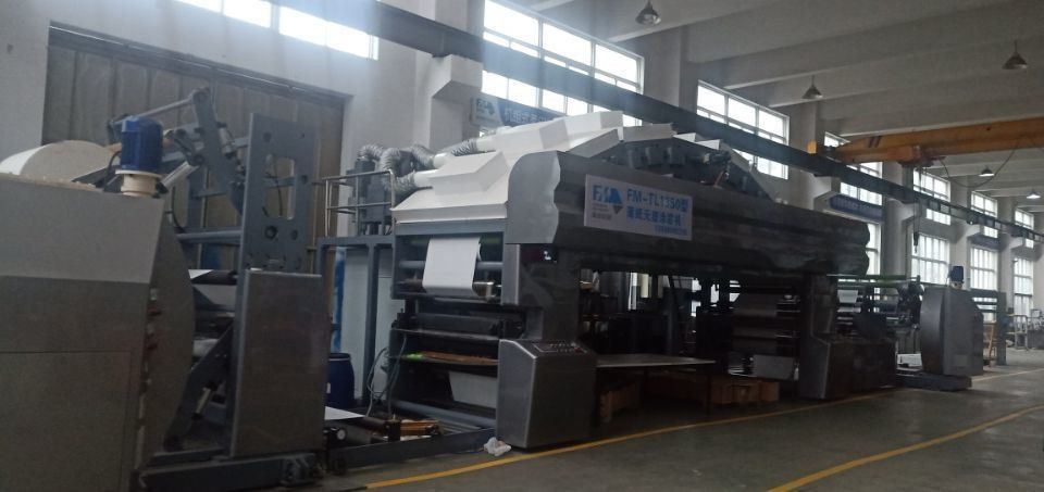 1350 mm de ancho Laminado químico a base de agua Sin máquina de recubrimiento de plástico para papel de arte