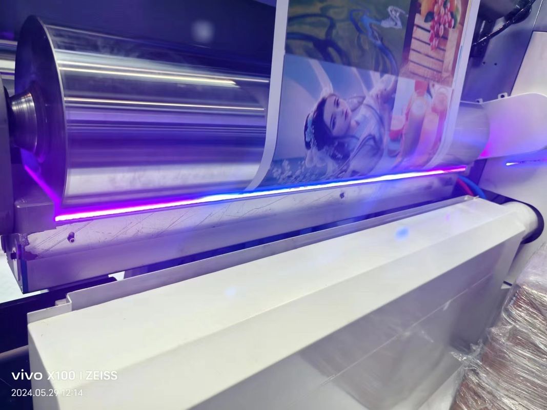 Máquina de impresión UV Servo Flexo de 1350 mm Tazas de papel de rollo a rollo Impresora de tarjetas de estado nuevo Tiendas de impresión de engranajes en línea