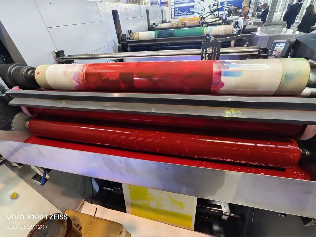 Máquina de impresión Flexo de tipo manga con secciones de entrada y salida para un funcionamiento sin problemas