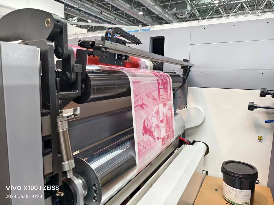 Máquina de impresión Flexo de tipo manga con secciones de entrada y salida para un funcionamiento sin problemas