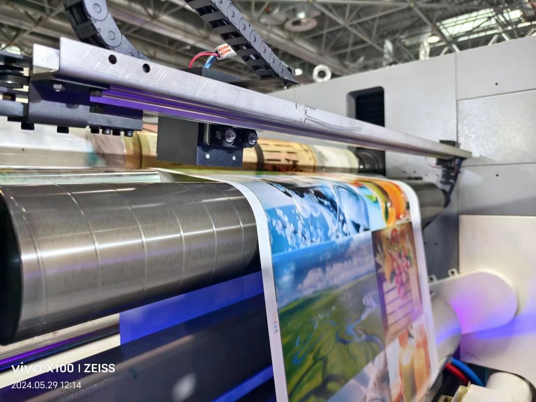 Máquina de impresión UV Servo Flexo de 1350 mm Tazas de papel de rollo a rollo Impresora de tarjetas de estado nuevo Tiendas de impresión de engranajes en línea