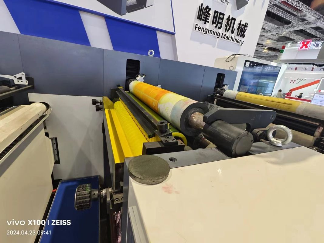 Máquina de impresión UV Servo Flexo de 1350 mm Tazas de papel de rollo a rollo Impresora de tarjetas de estado nuevo Tiendas de impresión de engranajes en línea