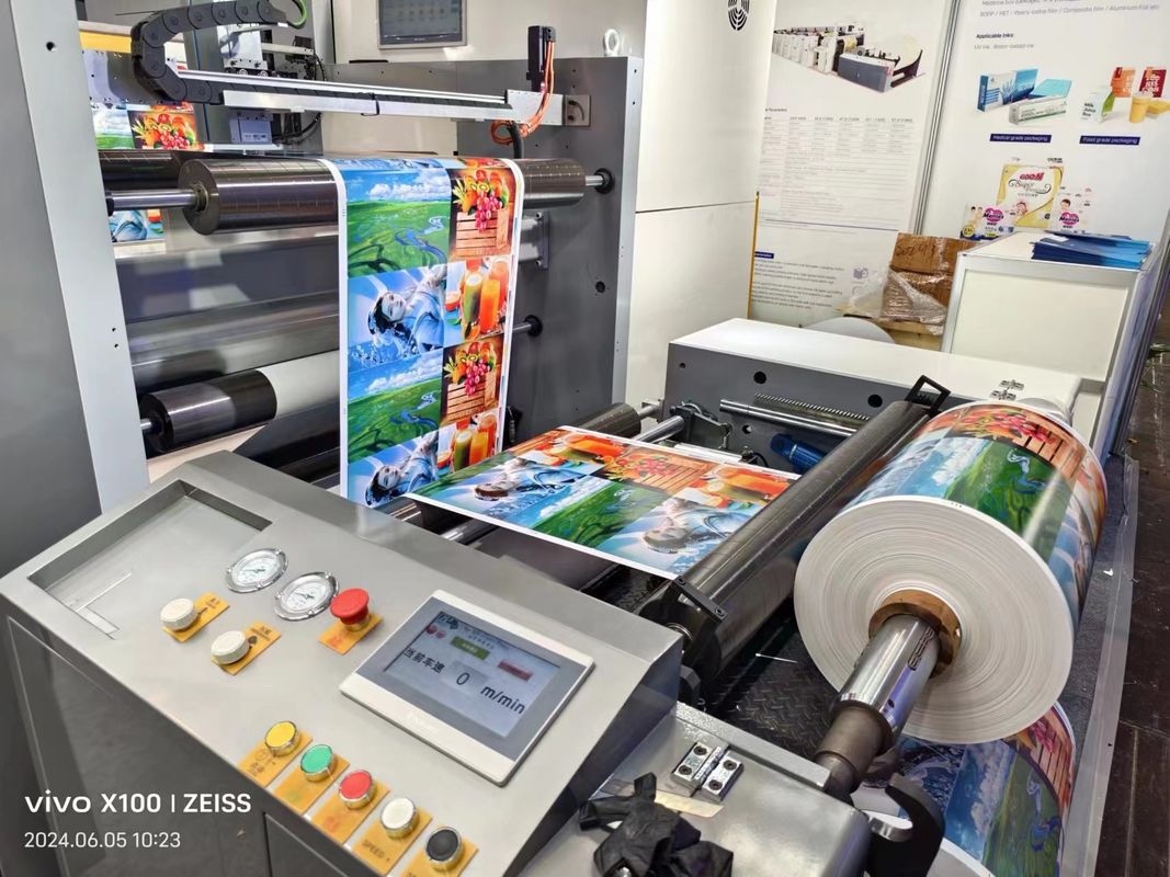Máquina de impresión Flexo de tipo manga con secciones de entrada y salida para un funcionamiento sin problemas