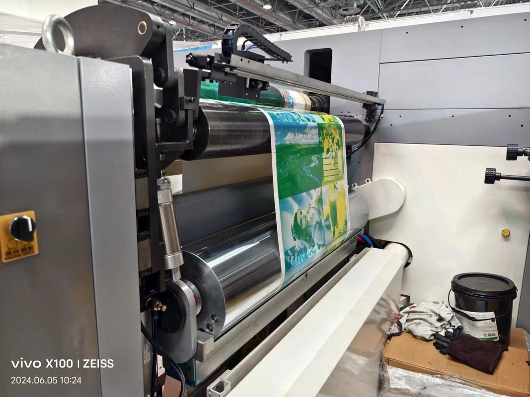 Máquina de impresión Flexo de tipo manga con secciones de entrada y salida para un funcionamiento sin problemas
