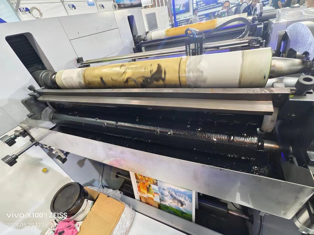 Máquina de impresión Flexo de tipo manga con secciones de entrada y salida para un funcionamiento sin problemas