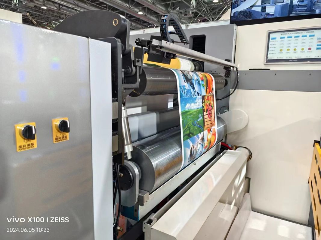 Máquina de impresión Flexo de tipo manga con secciones de entrada y salida para un funcionamiento sin problemas