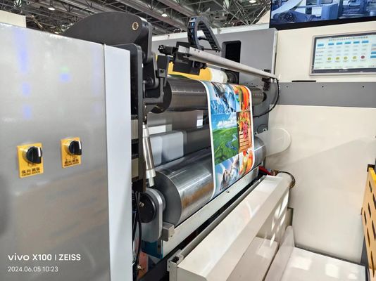 Máquina de impresión Flexo de tipo manga con secciones de entrada y salida para un funcionamiento sin problemas